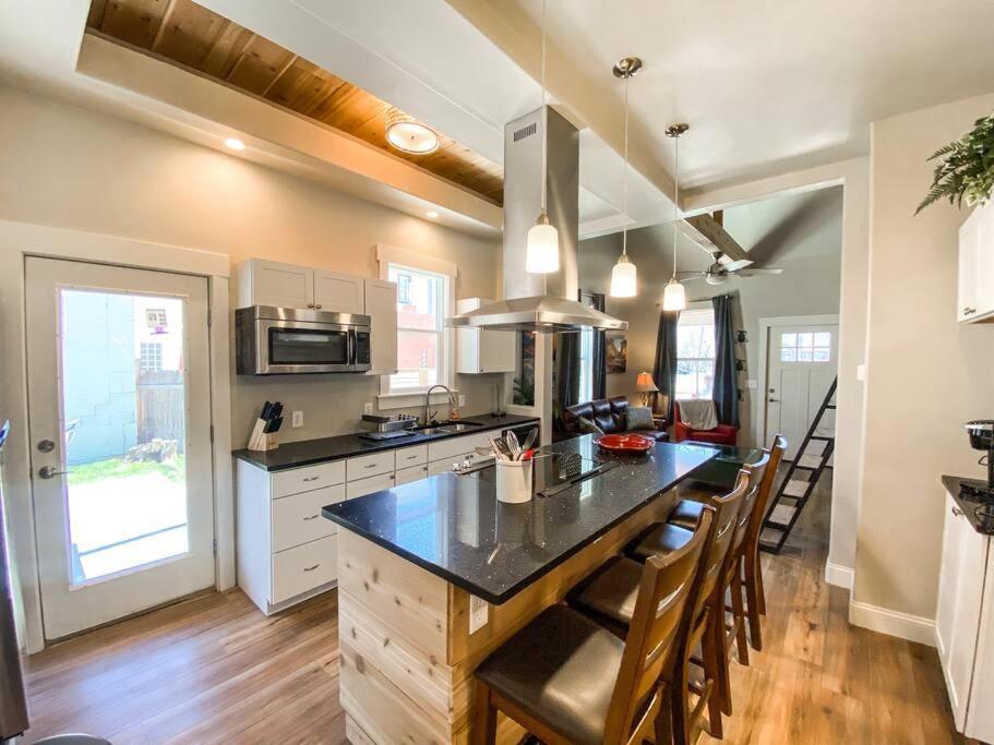 Custom Dream Home, Loft/porch, Trendy Neighborhood Holiday home