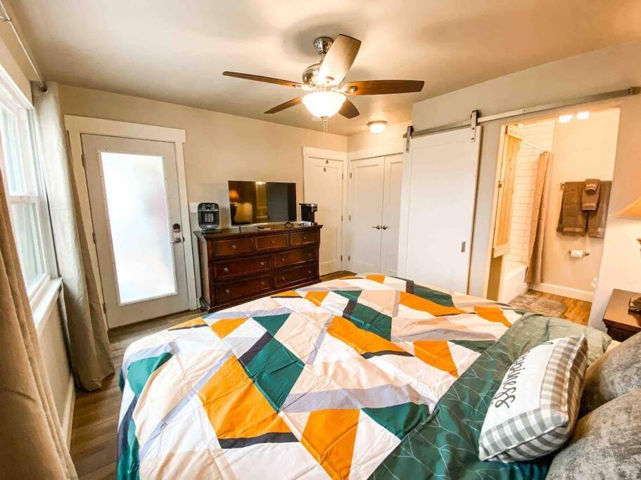 Holiday home Adorable Guest Central/trendy Neighborhood *