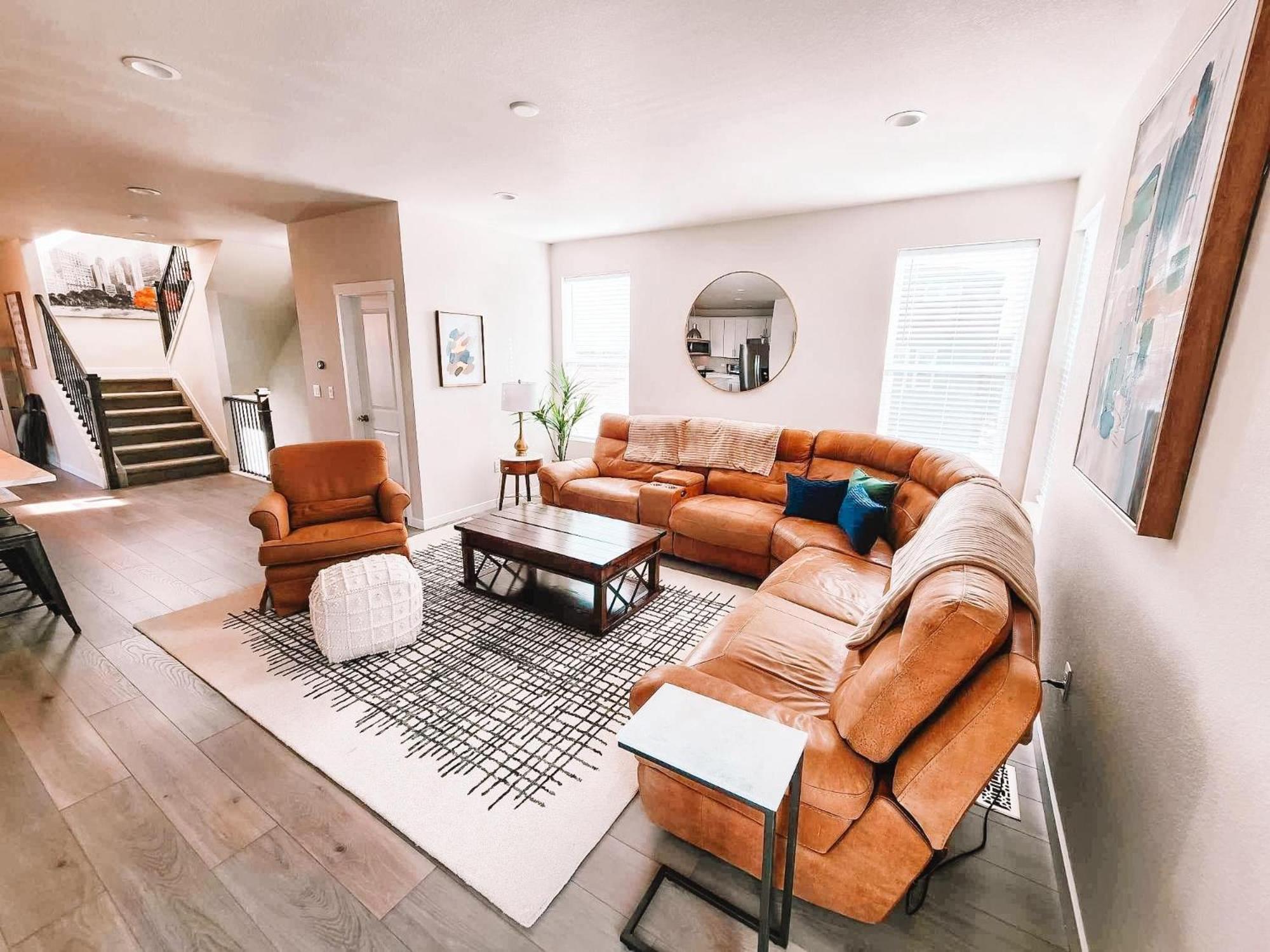Villa Pet Friendly W/3 Masters With En-suite Full Bathrooms/sleeps 11+ *