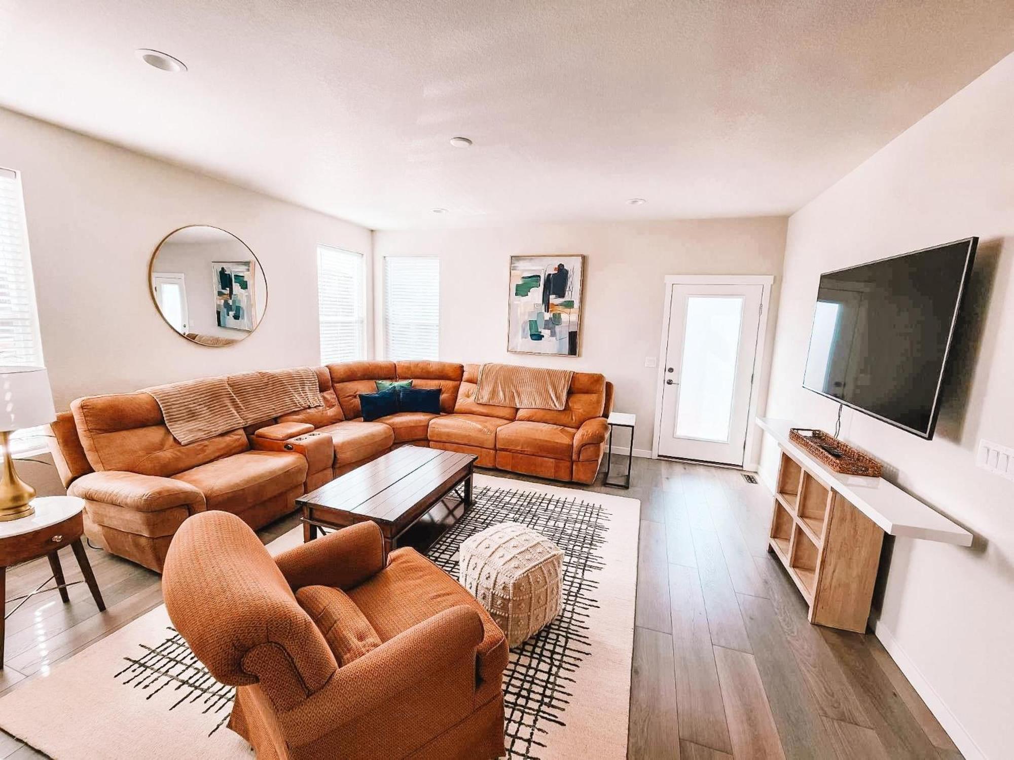 Pet Friendly W/3 Masters With En-suite Full Bathrooms/sleeps 11+ Villa *