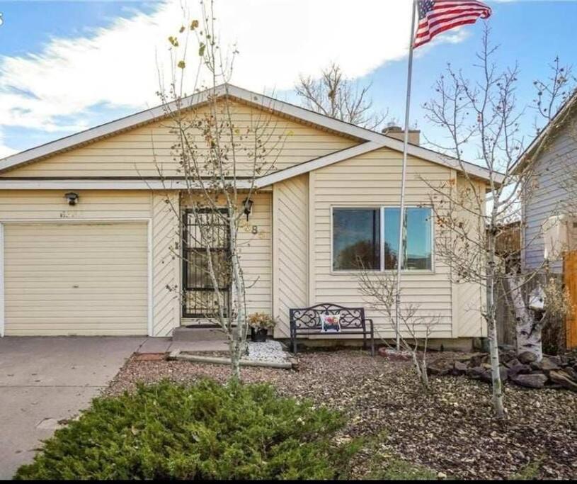 Pet Friendly/3 King Beds/mins To Airport * Colorado Springs