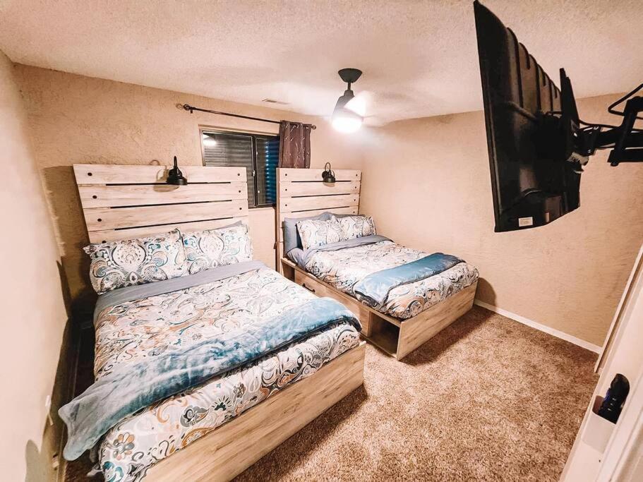 Pet Friendly/3 King Beds/mins To Airport Villa
