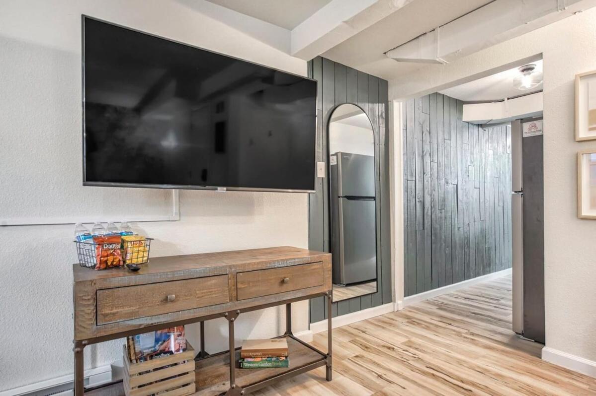 Pikes Escape - Downtown Workcation 4k Roku Apartment