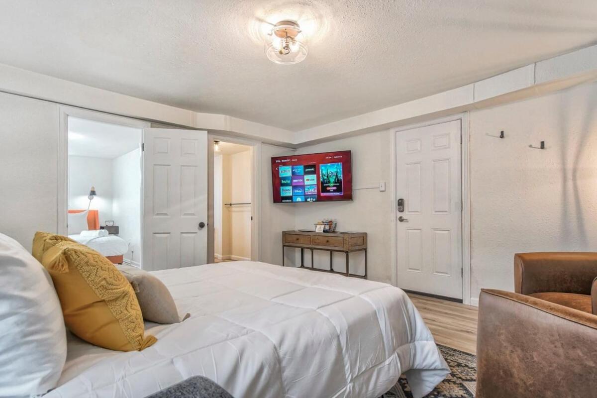 Pikes Charm - King Workspace 4k Roku Bbq Apartment *