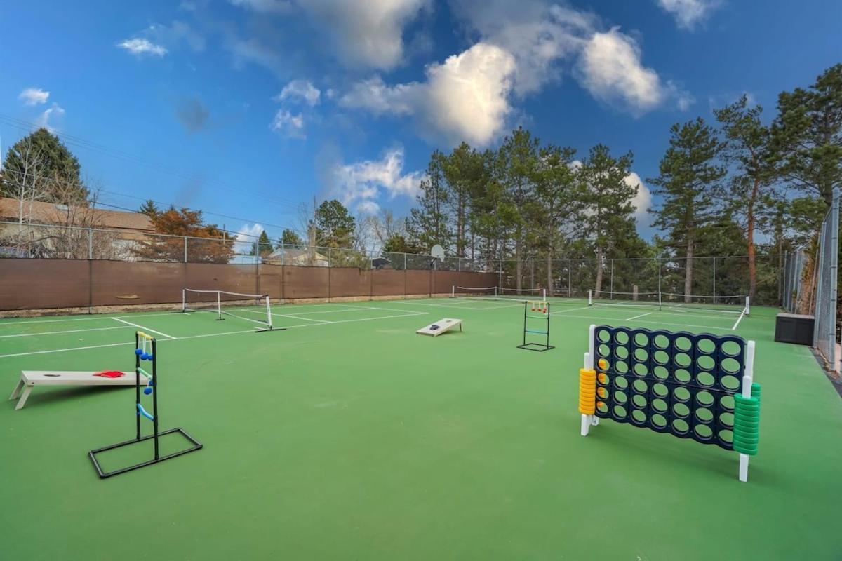 Pickleball Palace Courts & Games & Hot Tub & Bbq Holiday home
