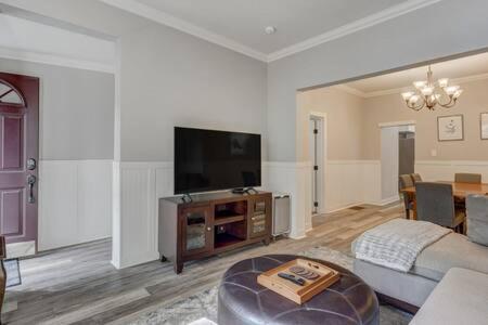 Holiday home Centralac*smart Tvs*firepit*bbq*king*fullkitchen *