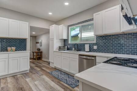 Holiday home Centralac*smart Tvs*firepit*bbq*king*fullkitchen *