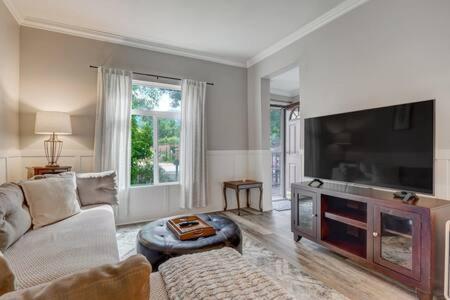 Centralac*smart Tvs*firepit*bbq*king*fullkitchen Holiday home *