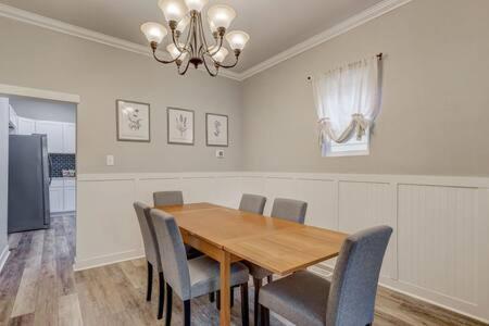 Centralac*smart Tvs*firepit*bbq*king*fullkitchen Holiday home Colorado Springs