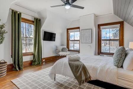 Noble Mansion 7 Bedrooms W Hot Tub Firepit & Bbq * Colorado Springs
