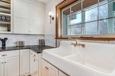 Noble Mansion 7 Bedrooms W Hot Tub Firepit & Bbq Holiday home *