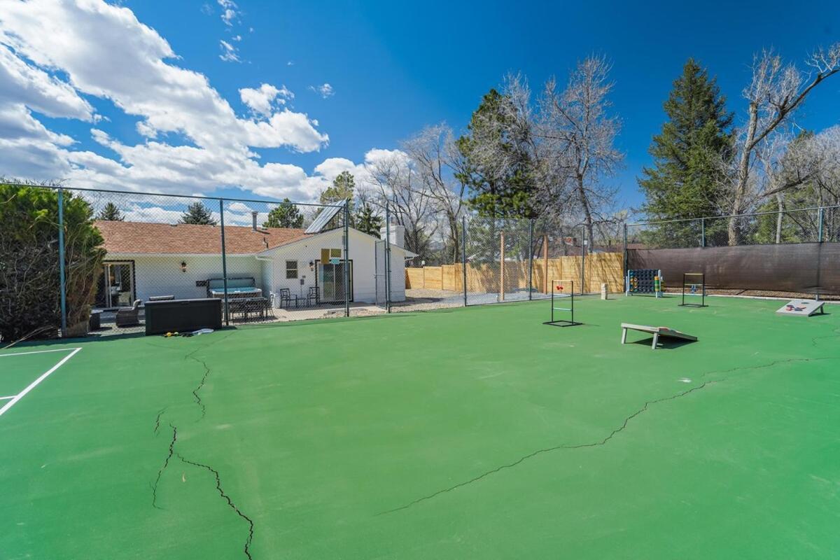 Pickleball Palace Courts & Games & Hot Tub & Bbq