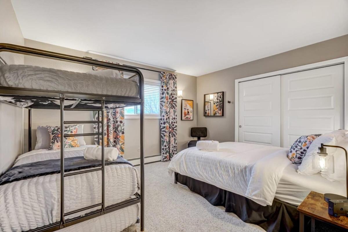 Pickleball Palace Courts & Games & Hot Tub & Bbq Holiday home Colorado Springs