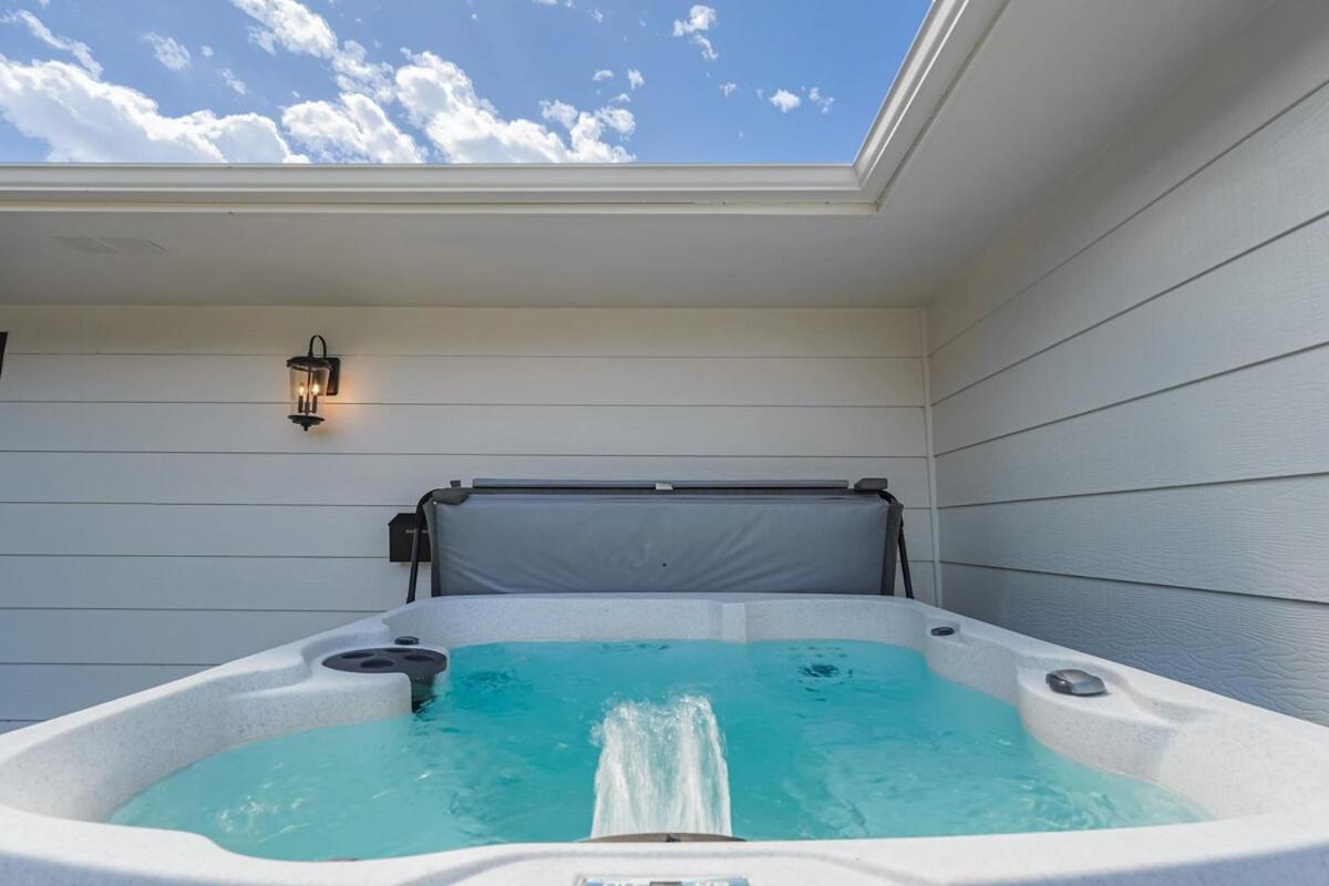 Pickleball Palace Courts & Games & Hot Tub & Bbq
