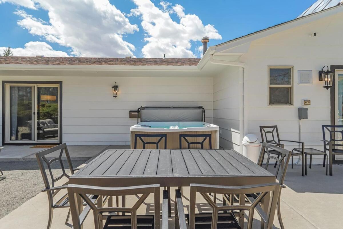Pickleball Palace Courts & Games & Hot Tub & Bbq Holiday home *