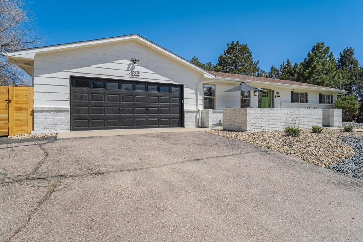 Pickleball Palace Courts & Games & Hot Tub & Bbq Holiday home Colorado Springs