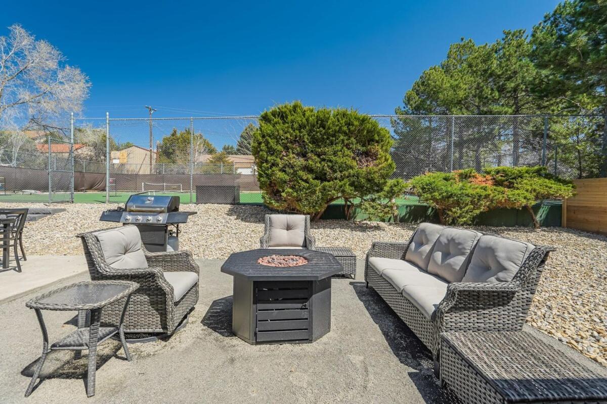 Pickleball Palace Courts & Games & Hot Tub & Bbq Holiday home *