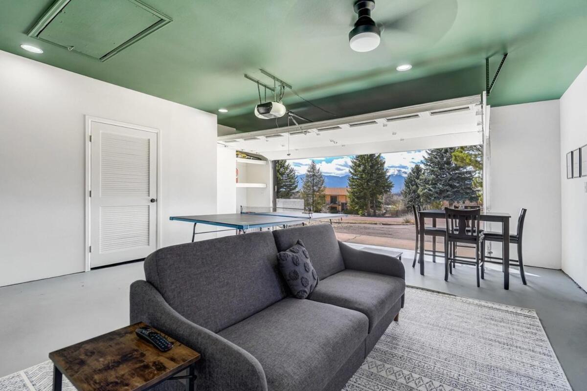 Pickleball Palace Courts & Games & Hot Tub & Bbq Holiday home Colorado Springs