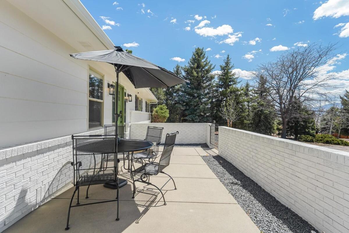 Pickleball Palace Courts & Games & Hot Tub & Bbq
