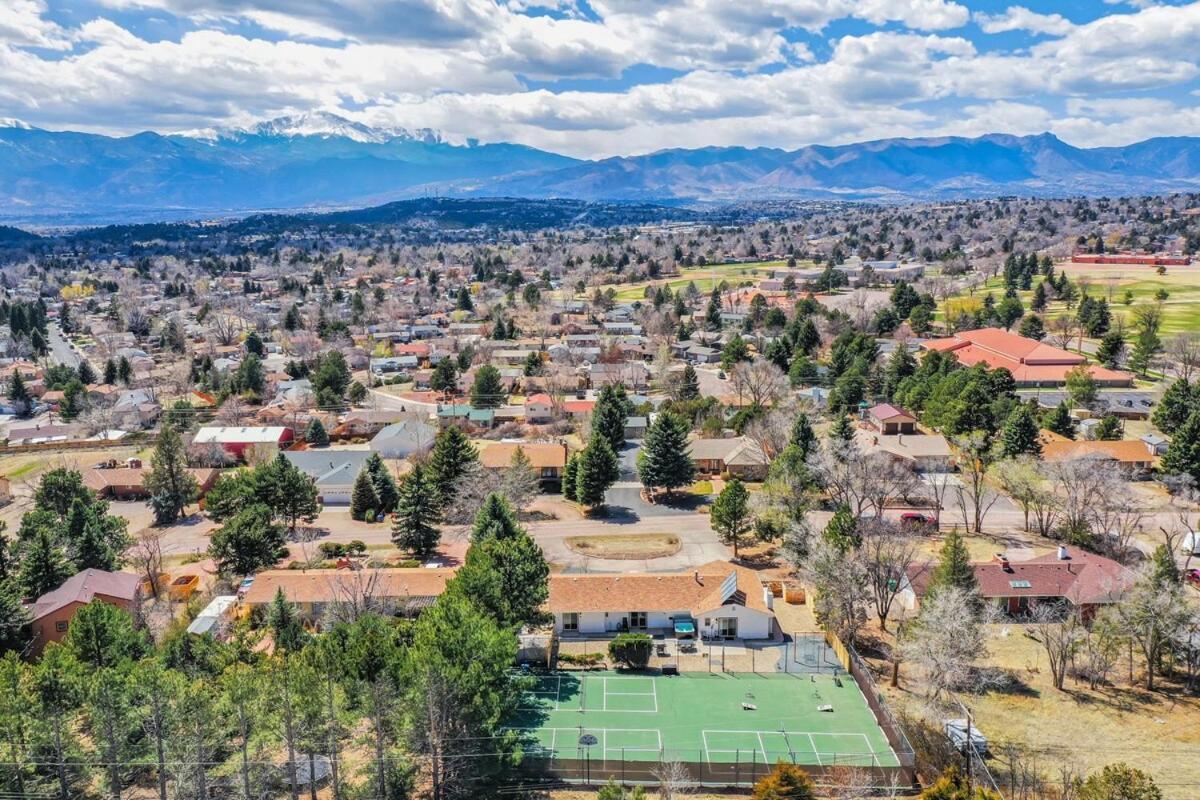 Pickleball Palace Courts & Games & Hot Tub & Bbq Holiday home Colorado Springs