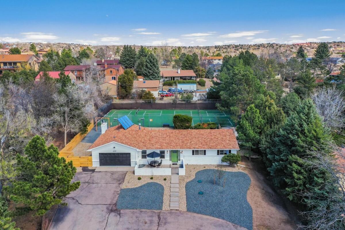 Pickleball Palace Courts & Games & Hot Tub & Bbq Holiday home *