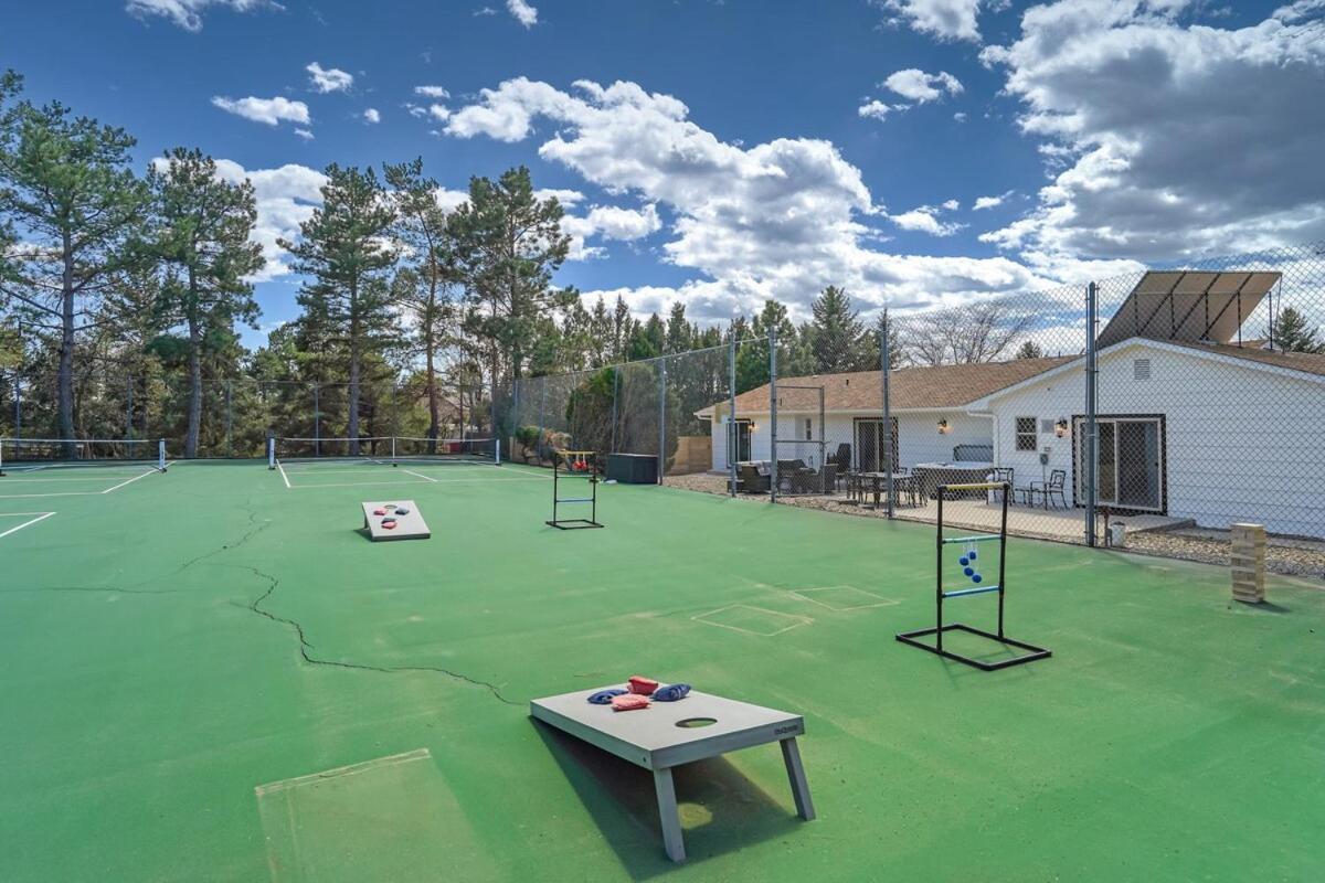 Pickleball Palace Courts & Games & Hot Tub & Bbq Holiday home Colorado Springs