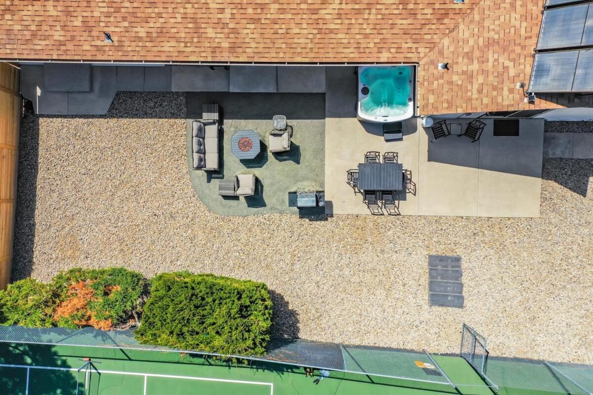Pickleball Palace Courts & Games & Hot Tub & Bbq Colorado Springs