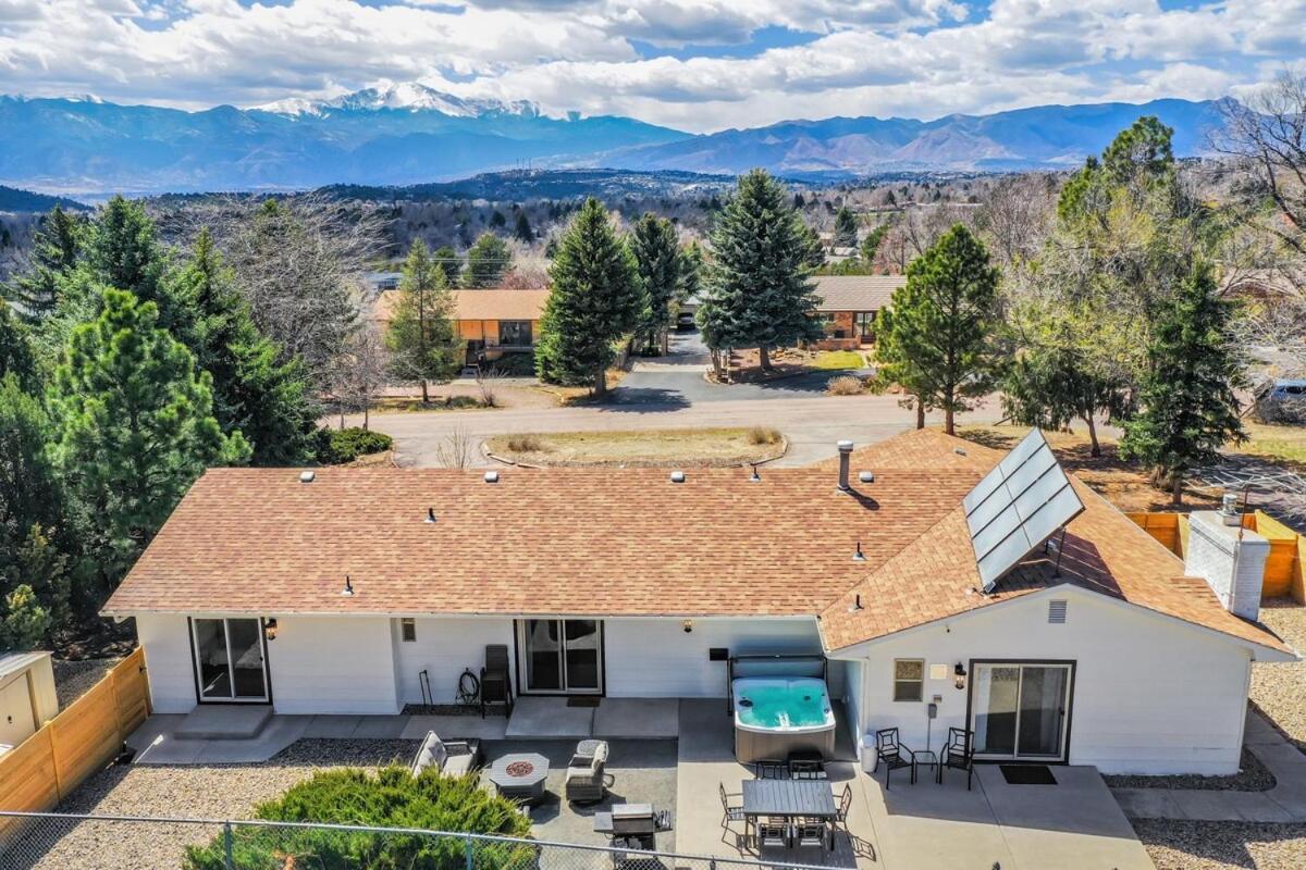 Pickleball Palace Courts & Games & Hot Tub & Bbq Holiday home *