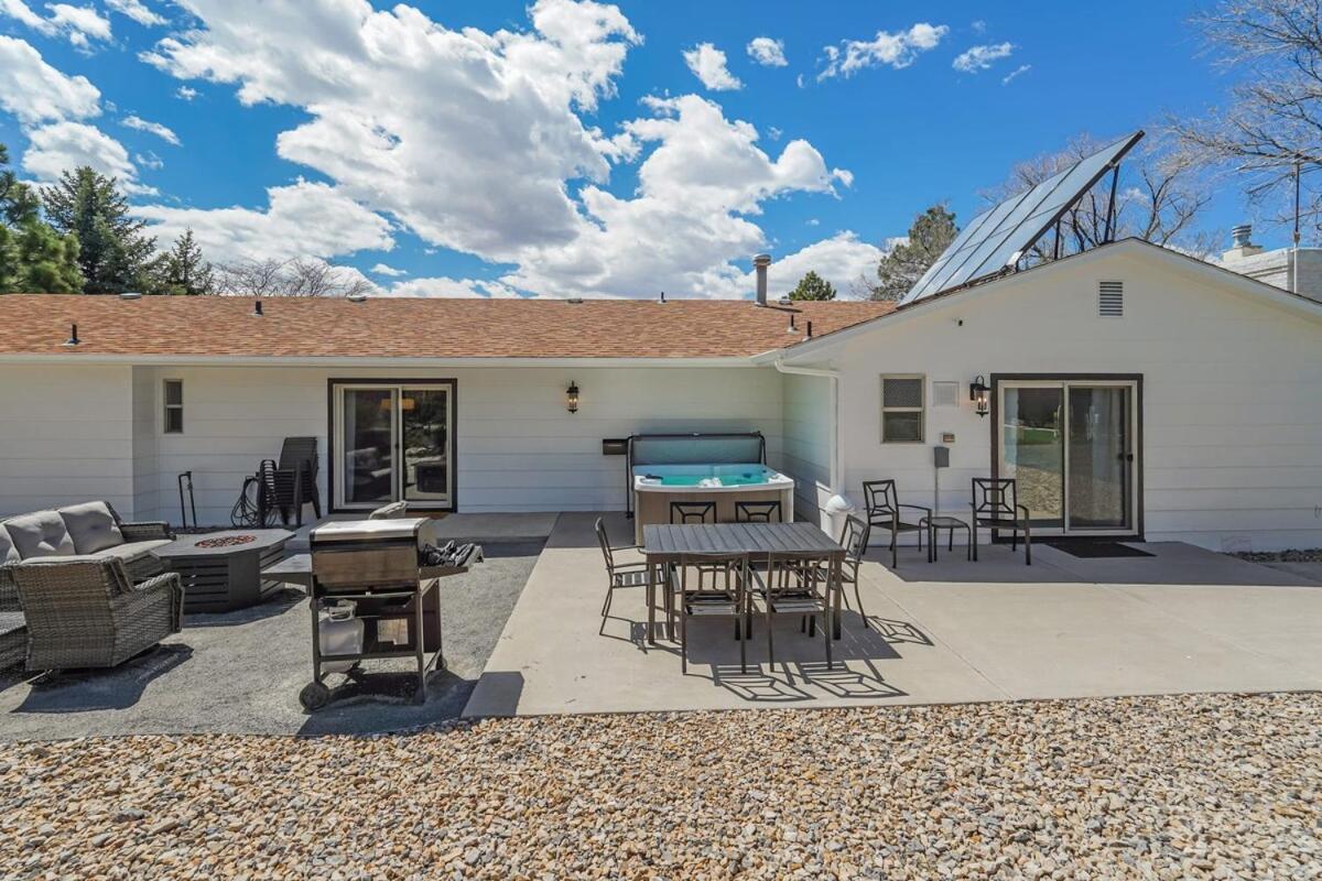 Pickleball Palace Courts & Games & Hot Tub & Bbq Holiday home