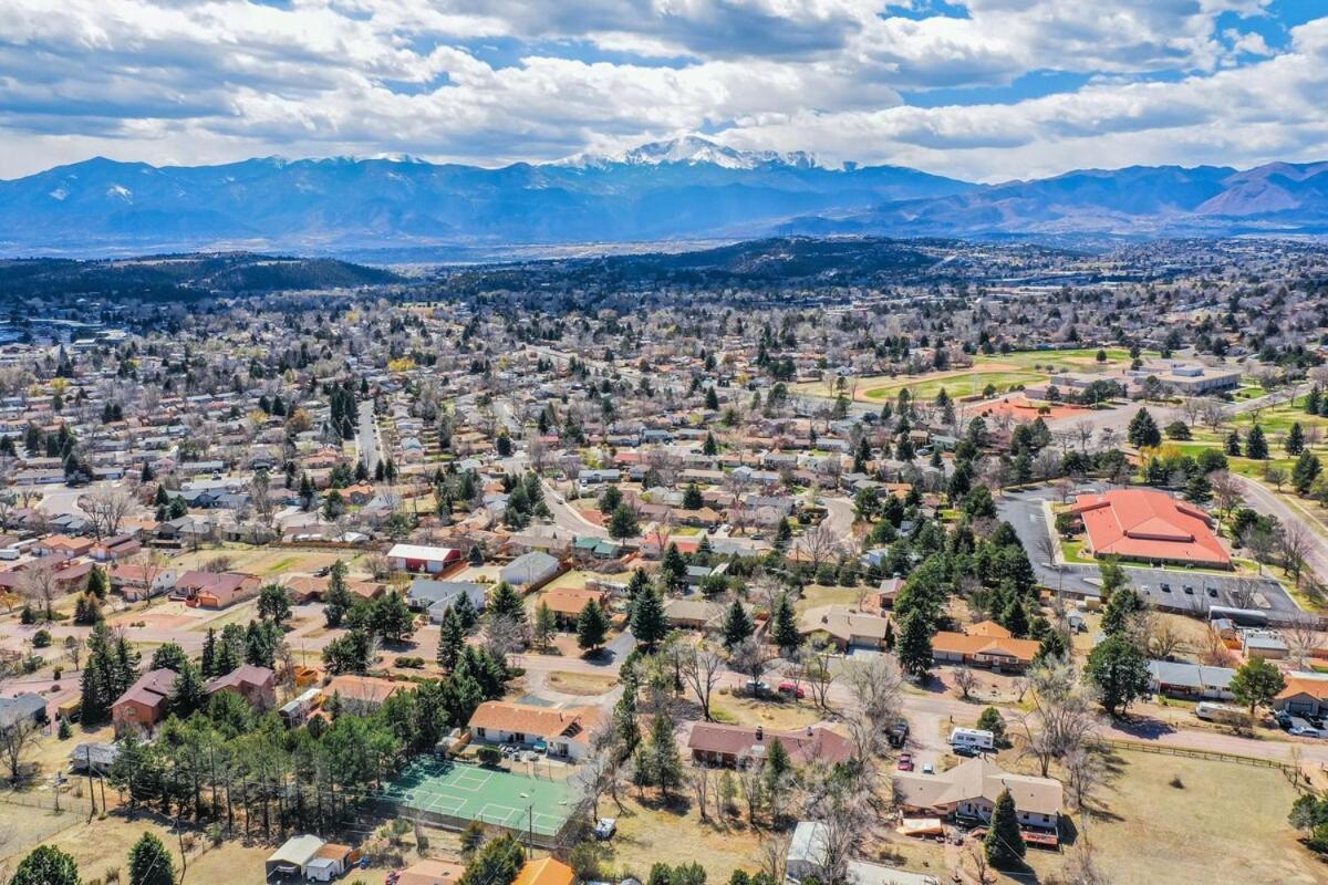 Pickleball Palace Courts & Games & Hot Tub & Bbq Holiday home Colorado Springs