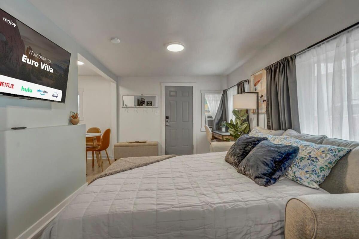 Euro - Walkable Location Scenic Views Holiday home *