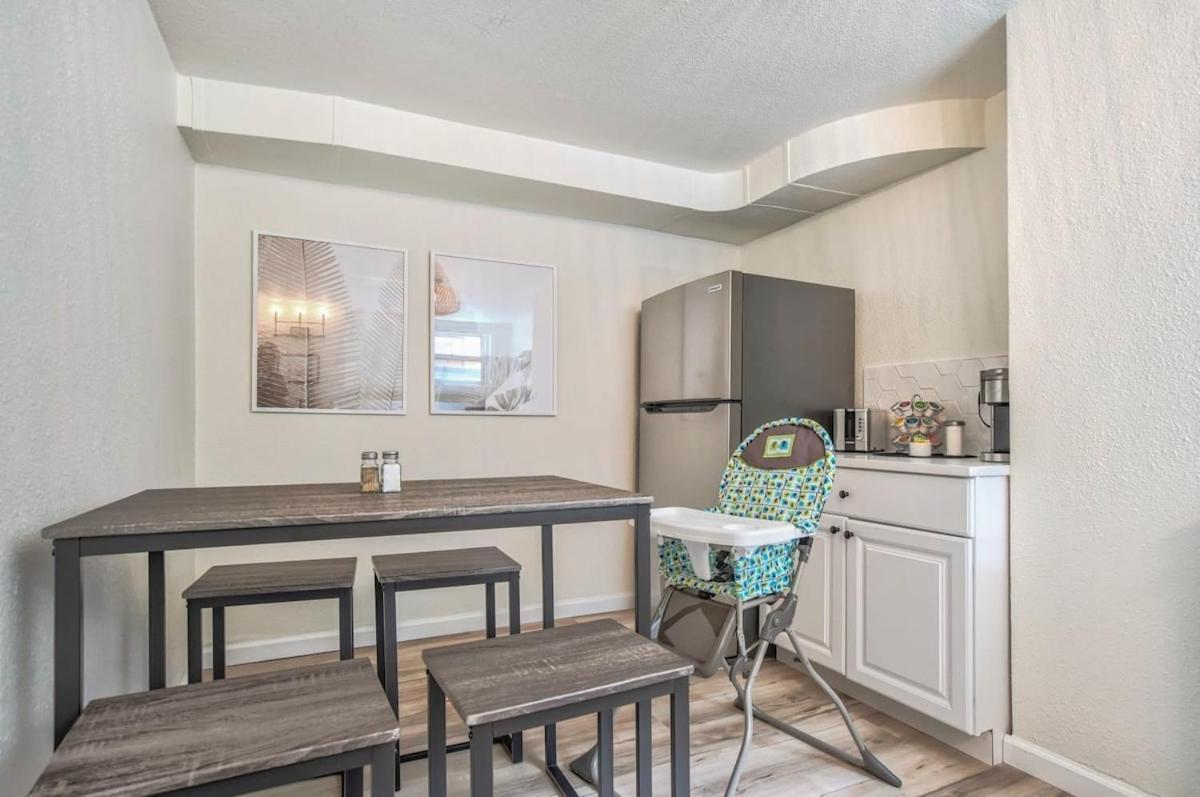 Apartment Pikes Charm - King Workspace 4k Roku Bbq