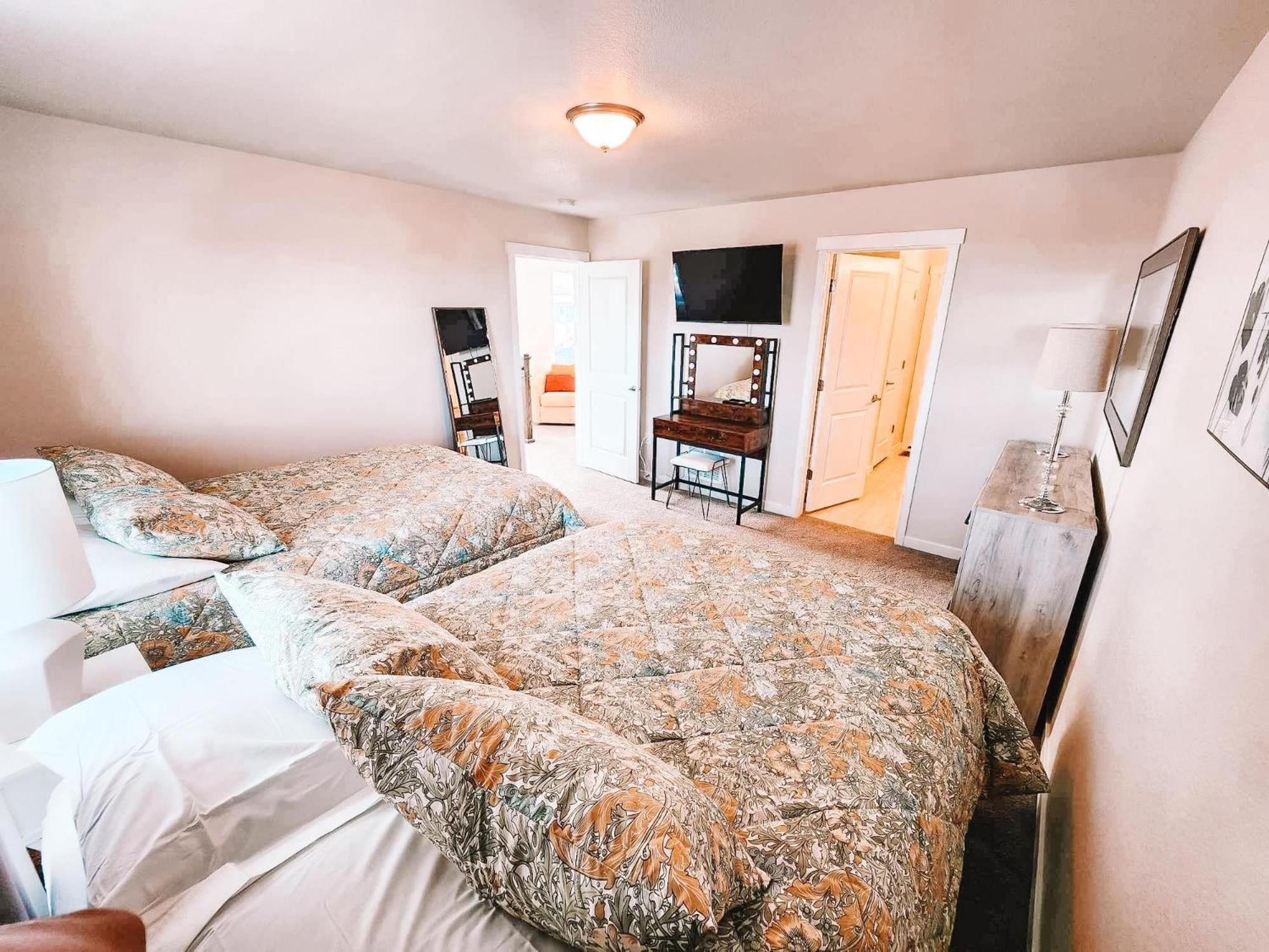 Villa Pet Friendly W/3 Masters With En-suite Full Bathrooms/sleeps 11+ Colorado Springs