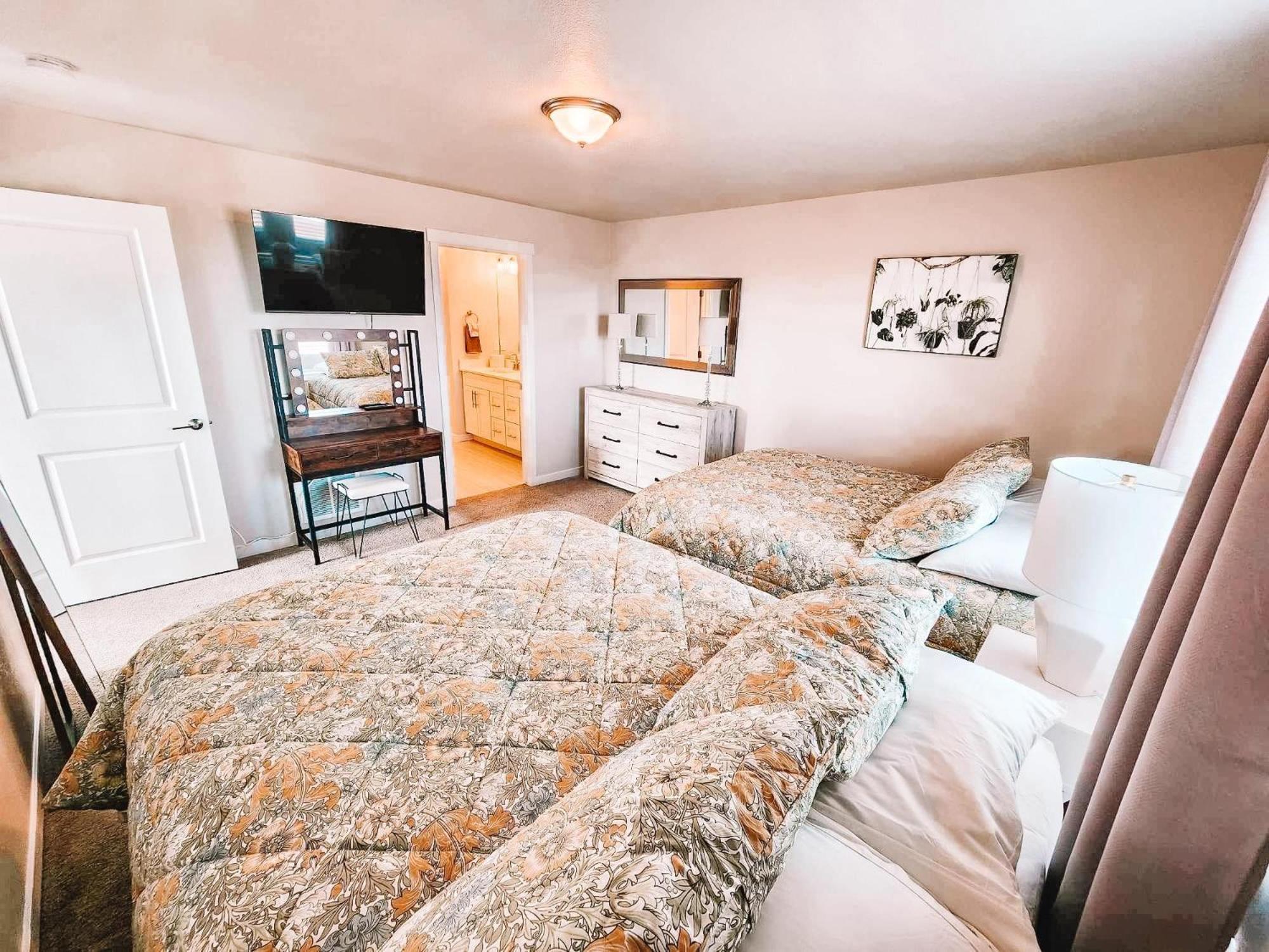 Villa Pet Friendly W/3 Masters With En-suite Full Bathrooms/sleeps 11+