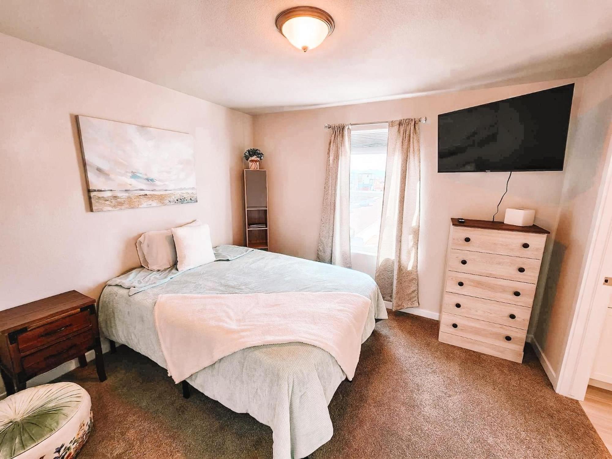 Pet Friendly W/3 Masters With En-suite Full Bathrooms/sleeps 11+ *