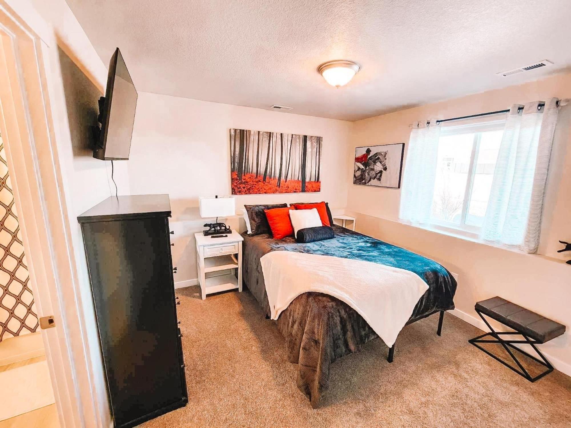 Pet Friendly W/3 Masters With En-suite Full Bathrooms/sleeps 11+ *