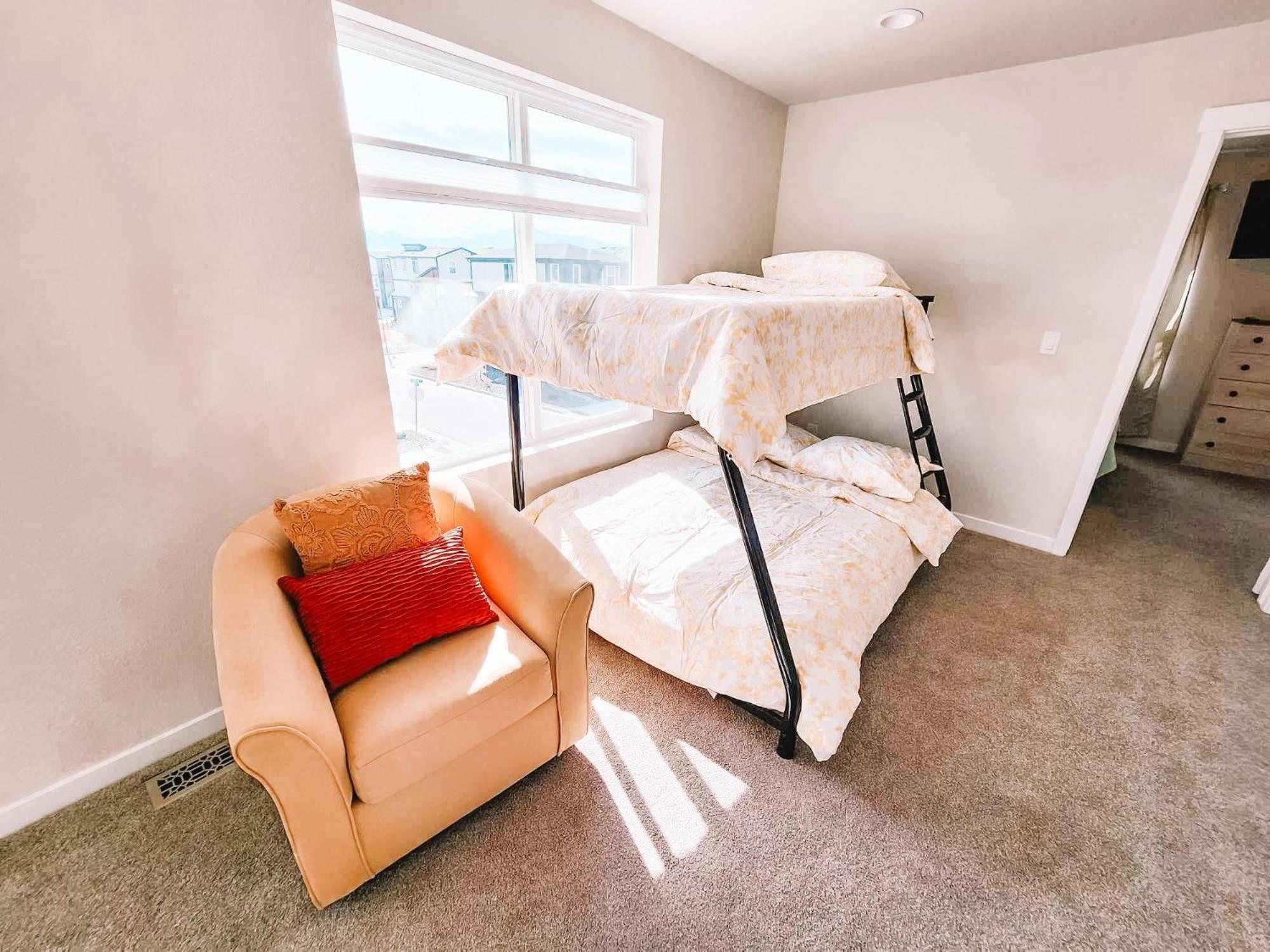 Pet Friendly W/3 Masters With En-suite Full Bathrooms/sleeps 11+ Colorado Springs