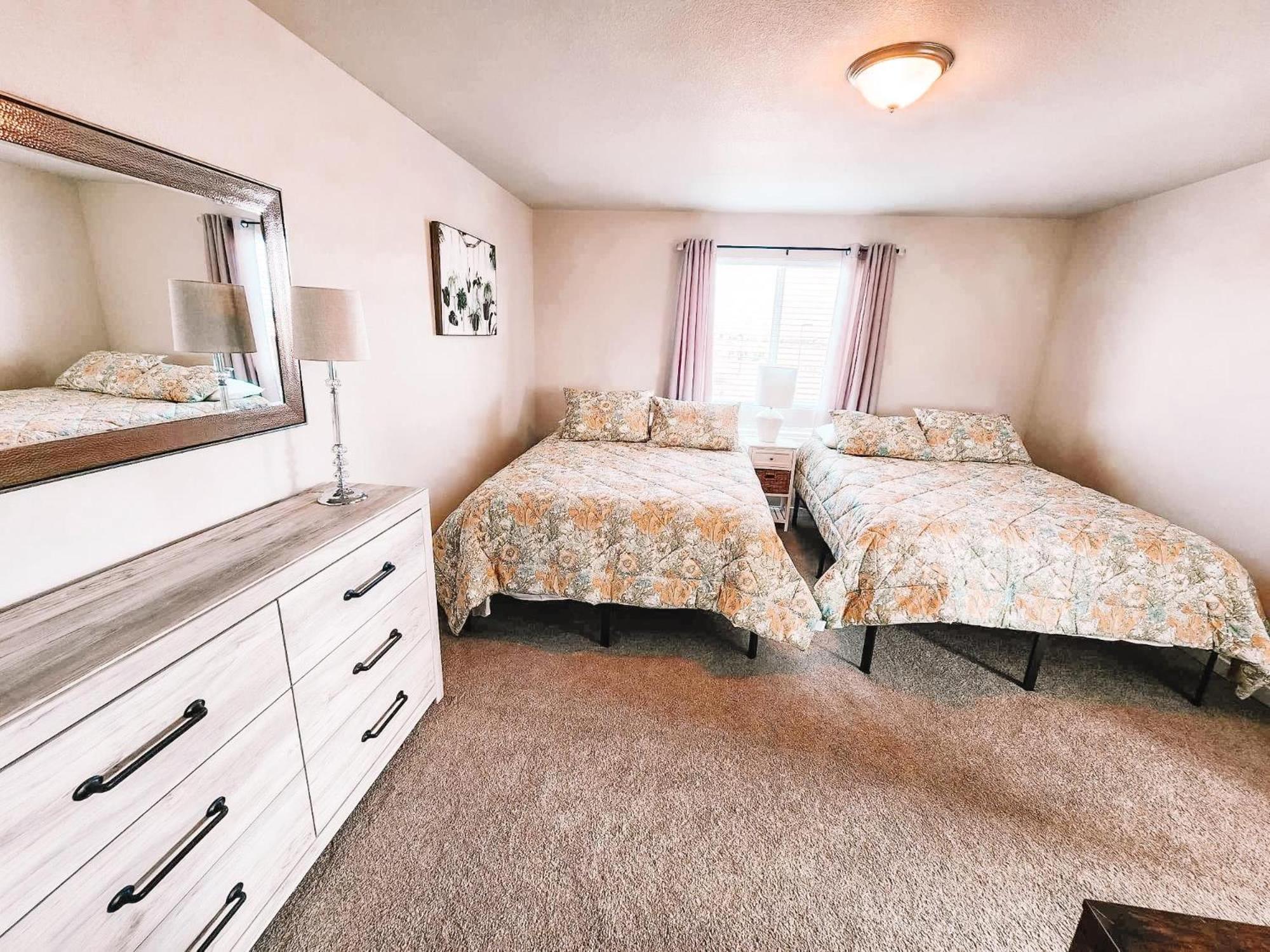 Villa Pet Friendly W/3 Masters With En-suite Full Bathrooms/sleeps 11+ *