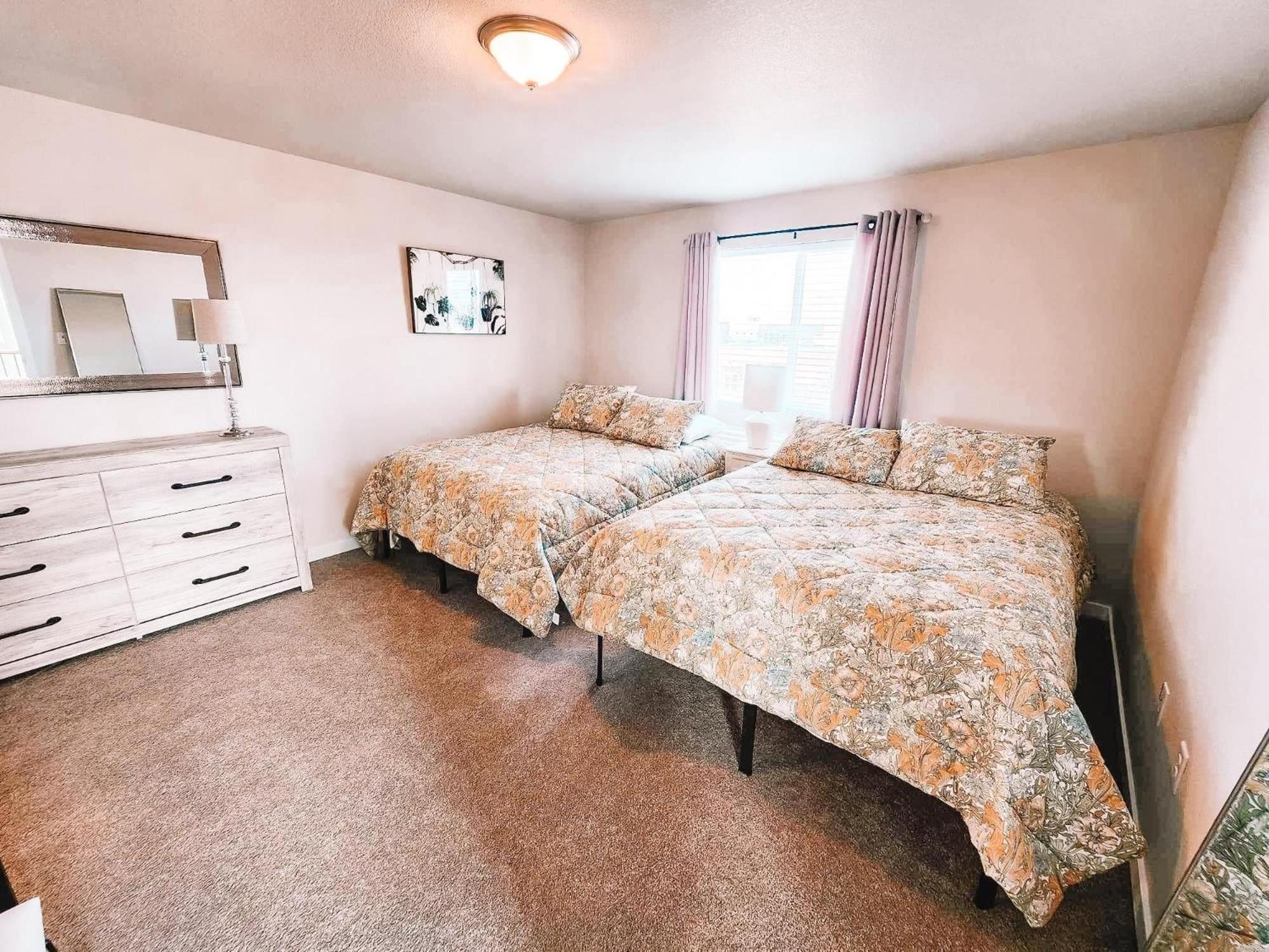 Pet Friendly W/3 Masters With En-suite Full Bathrooms/sleeps 11+ Colorado Springs
