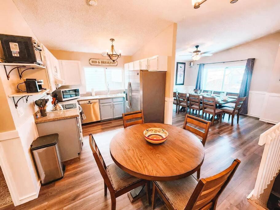Pet Friendly/3 King Beds/mins To Airport
