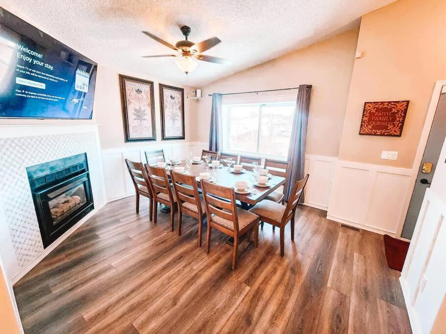 Villa Pet Friendly/3 King Beds/mins To Airport Colorado Springs