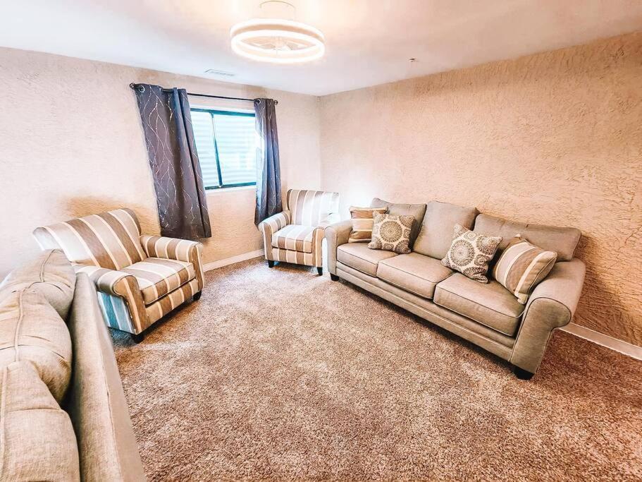 Villa Pet Friendly/3 King Beds/mins To Airport