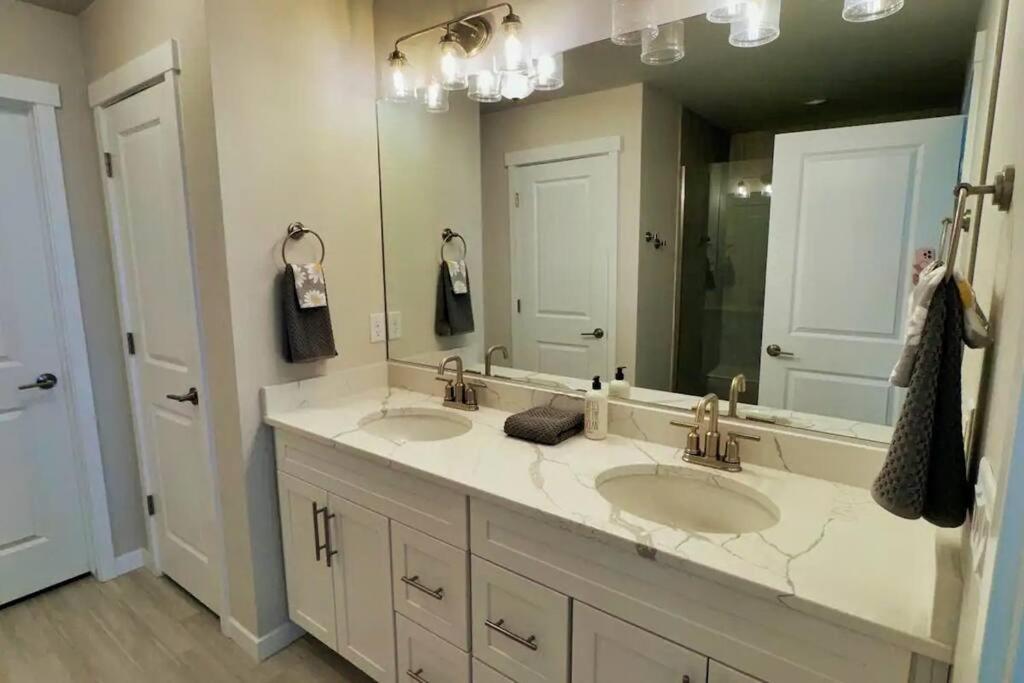 Villa Pet Friendly W/3 Masters With En-suite Full Bathrooms/sleeps 11+