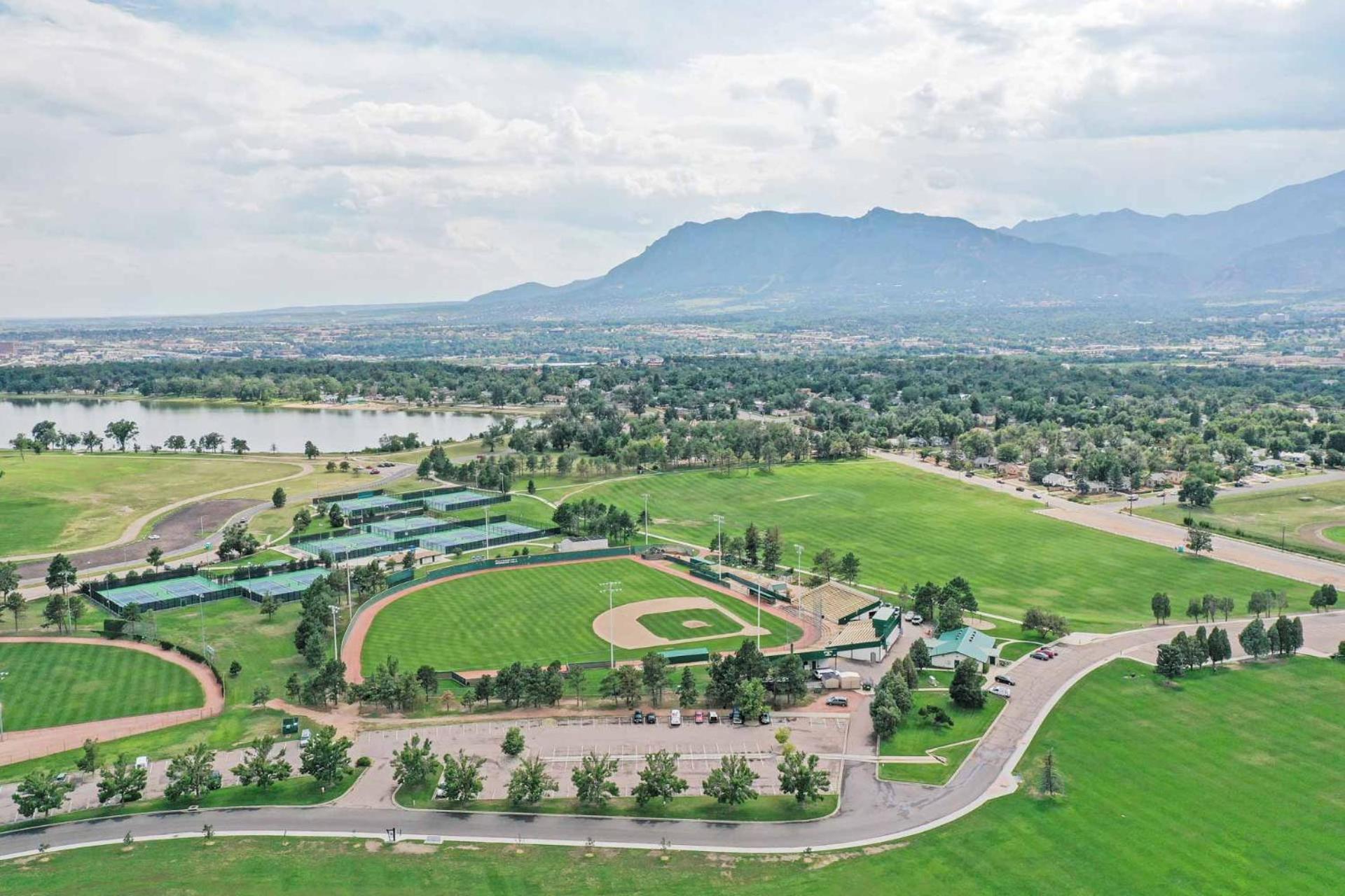 Sheridan Wildflower - Premier Spot Workcation Hub Colorado Springs