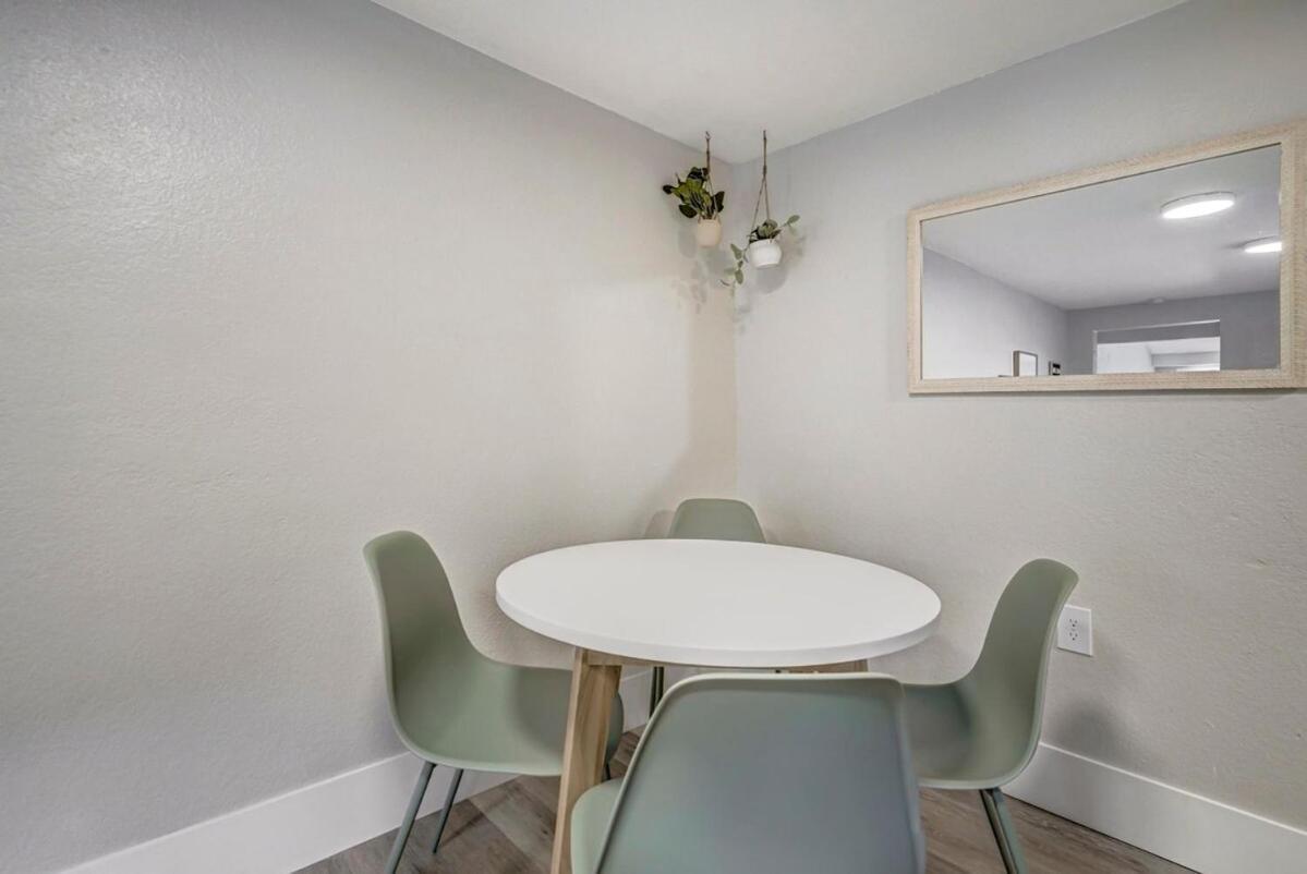 Institute Charm - Near Hotspots King Sleek Holiday home