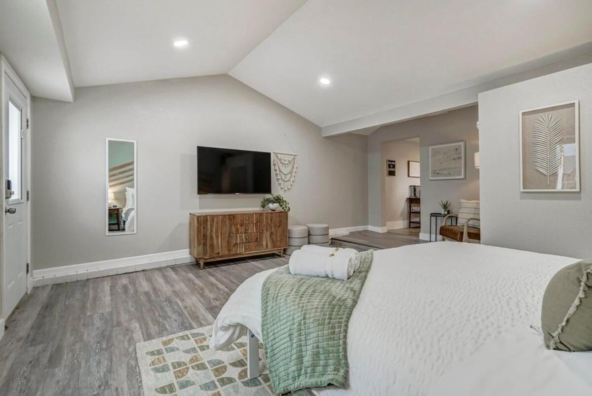 Institute Charm - Near Hotspots King Sleek * Colorado Springs