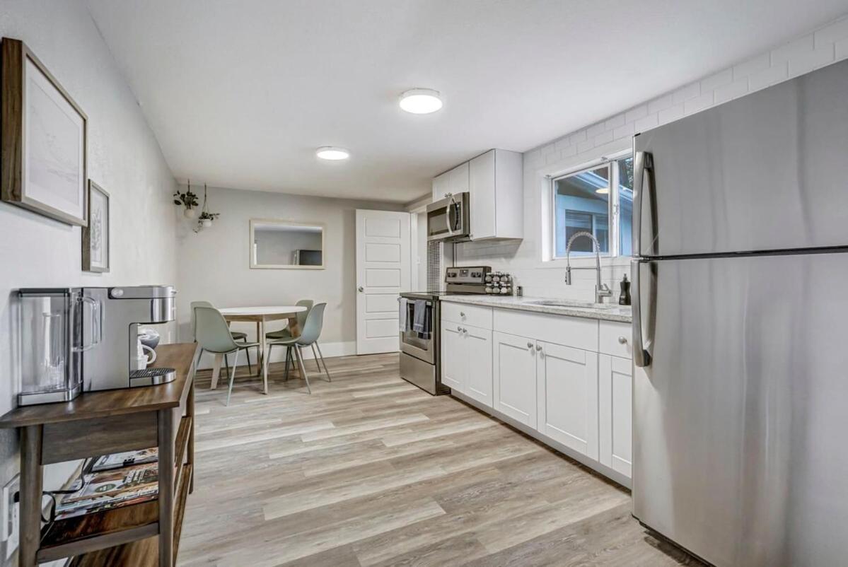 Institute Charm - Near Hotspots King Sleek Colorado Springs