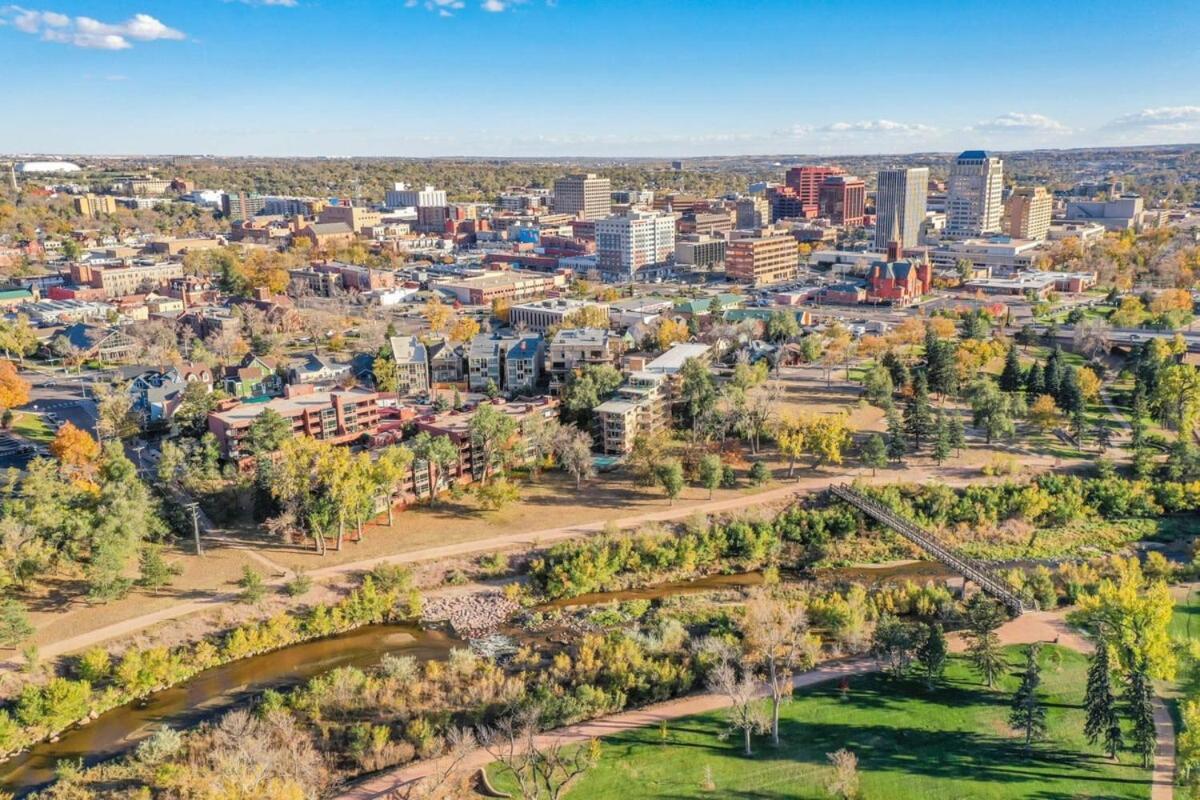 Crescent Penthouse - Downtown Hot Tub Golf Foos * Colorado Springs