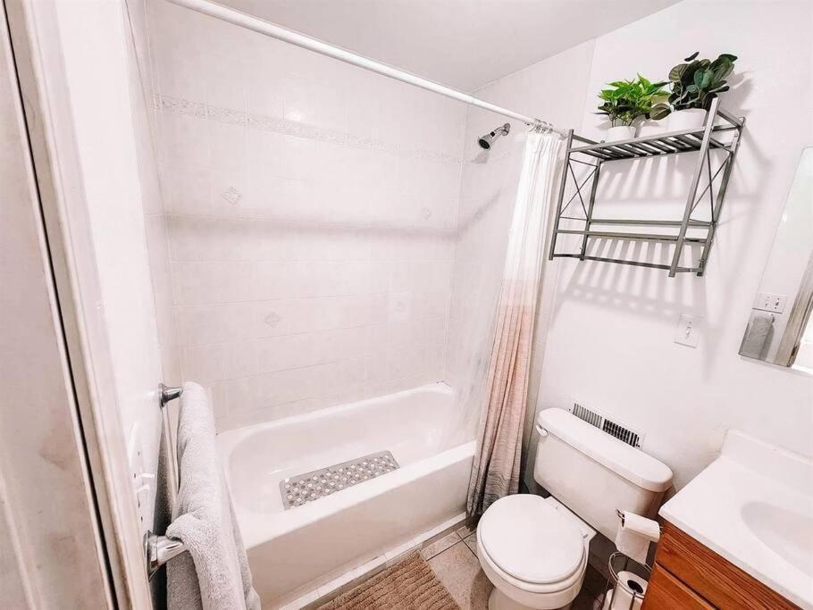 Villa Pet Friendly/3 King Beds/sleeps 14/game Near Colorado Springs