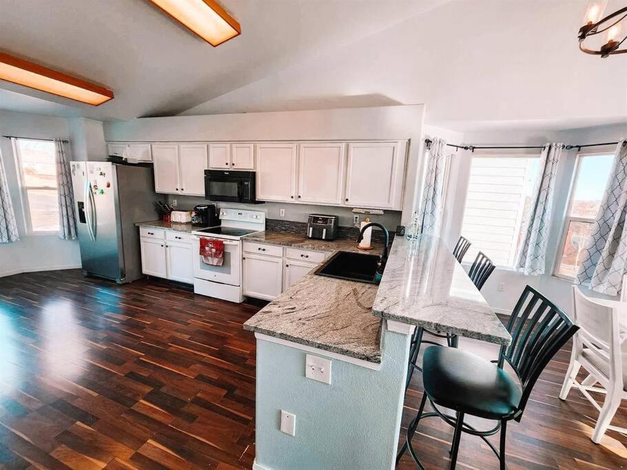Pet Friendly/3 King Beds/sleeps 14/game Near * Colorado Springs